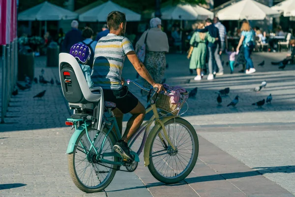 Rowerzysta Plecakiem Turystycznym Plecach Jeździ Rowerze Słoneczny Dzień Rynku Miejskim — Zdjęcie stockowe