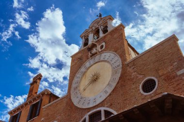 Campo San Giacomo di Rialto 'nun bulutlu bir sabahki görüntüsü, Giacomo di Rialto Kilisesi' nin (St. James, XII.