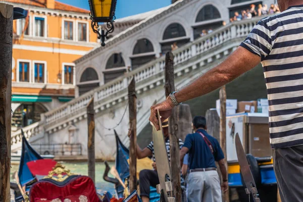 Gondolás Egy Gondolát Tart Velence Városának Csatornája Mellett Egy Napos — Stock Fotó