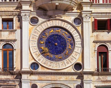 Saint Mark 's Clock Tower in Saint Mark' s Square (Piazza San Marco), Venedik, üzerinde altın zodyak işaretleri ve Roma tuşları bulunan klasik saat, Venedik 'teki erken İtalyan Rönesans mimari anıtı