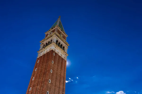 Campanario Plaza San Marcos Venecia Italia Entra Cielo Despejado Sobre —  Fotos de Stock