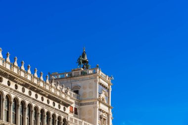 St. Mark Meydanı 'ndaki (Piazza San Marco) St. Mark' ın saat kulesine çarpan bronz heykeller, Venedik 'teki erken İtalyan Rönesansı' nın mimari anıtı.