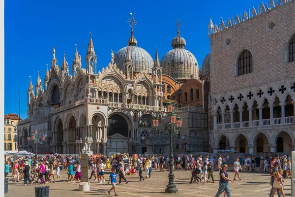 Italia Venecia Agosto 2022 Turistas Plaza San Marcos Con Basílica —  Fotos de Stock