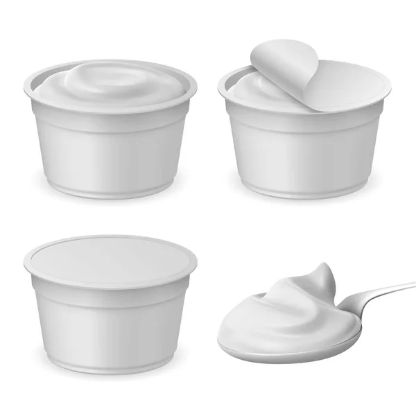 Taza de embalaje cerrada y abierta realista y cuchara con yogur. Queso, agrio o helado paquete de plástico maqueta. 3d conjunto de vectores de productos lácteos — Vector de stock