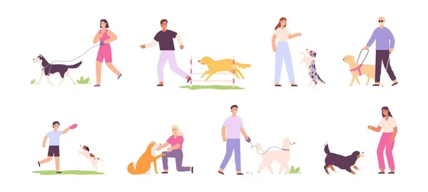 Flach glückliche Menschen, die spazieren gehen, trainieren und mit Hunden spielen. Blinde Person mit Blindenhund. Männer und Frauen und Haushaltshunde Aktivitätsvektorset — Stockvektor