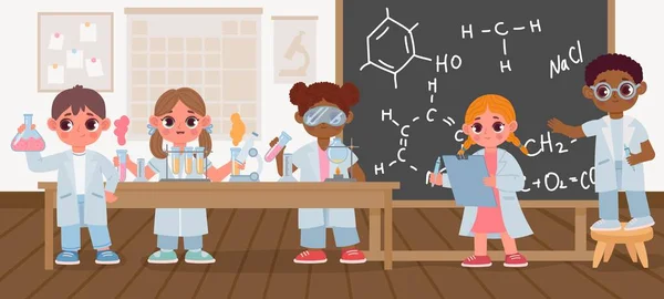 Los niños de la escuela en el aula de laboratorio de ciencias hacen pruebas químicas. Los estudiantes estudian química con vasos de precipitados, microscopio y pizarra escena vectorial — Vector de stock