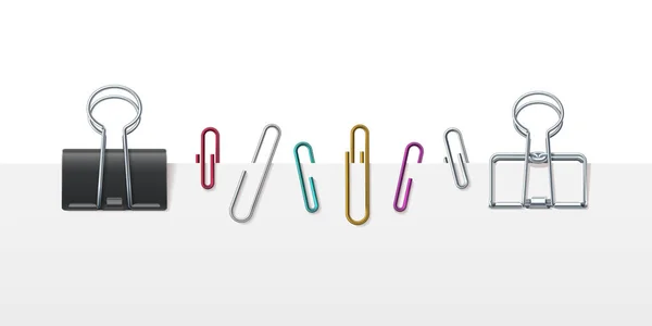 Realistische metalen papierbindclips, klemmen en bladhouders. Kantoorpaperclips bevestigd aan witte pagina. Bevestigingsvectorset voor kantoorclips — Stockvector