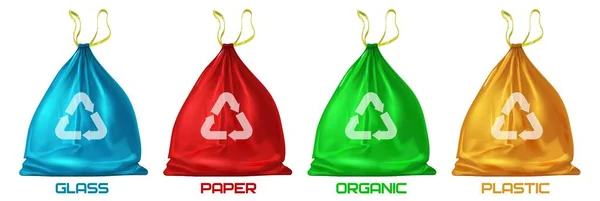 Realistyczne kolorowe worki na śmieci do oddzielnych odpadów i recyklingu. Plastikowa torba na śmieci papierowe, organiczne i szklane. Sortowanie zestawu wektorów śmieci — Wektor stockowy