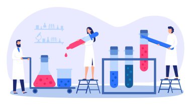 Bilim laboratuarı içeriği. Üniformalı bilim adamı test tüplerindeki sıvılarla çalışıyor. Deney yapan işçiler