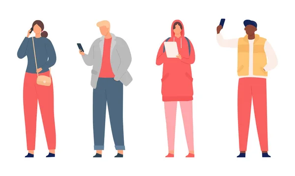 Сучасні плоскі персонажі, молодий чоловік і жінка тримають смартфони. Хлопчик робить селфі фото, дівчина розмовляє на мобільному телефоні — стоковий вектор