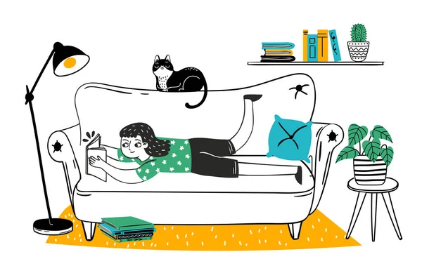 喜欢手绘读物的女孩躺在沙发上 带着书的女读者 在家里读文学 聪明的性格放松 矢量说明 — 图库矢量图片