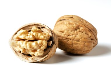 Beyaz arka planda cevizler. Nut, vitamin kaynağı ve kullanışlı elementler. Kapat..