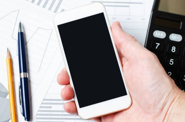 Bir erkeğin elinde boş ekranı olan akıllı bir telefon. Uzayı kopyala İş için mobil uygulamalar kavramı