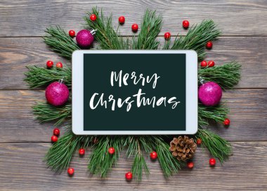 Ahşap bir arka planda Noel ya da yeni yıl geçmişi. Aygıt ekranındaki el yazması yazı