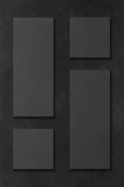 Koyu beton arka planda siyah dikdörtgen modeller. Tasarım elemanları ya da portföy. Boşluğu kopyala