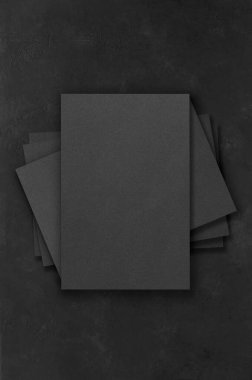 Koyu beton arka planda siyah dikdörtgen modeller. Tasarım elemanları ya da portföy. Boşluğu kopyala