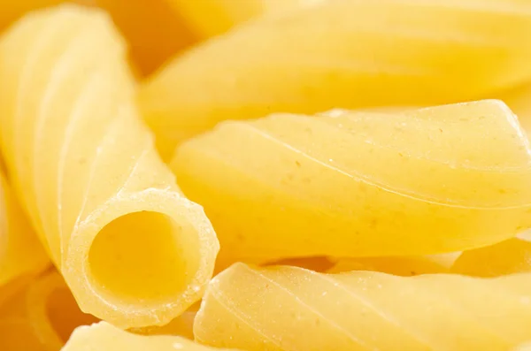 Rå ziti pasta. Matbakgrund. En ingrediens för traditionell italiensk mat. Närbild — Stockfoto