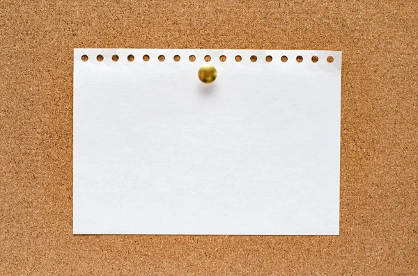 Las notas de papel en blanco están fijadas a un tablero de corcho. Copiar espacio. — Foto de Stock