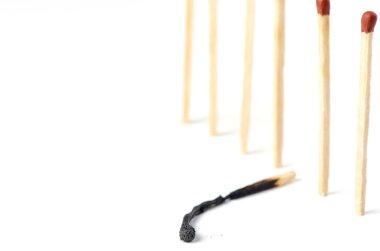 Beyaz arka planda yanmış kibritler. İş yerinde tükenme sendromu konsepti. Boşluğu kopyala.