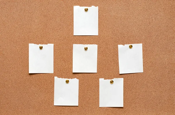 Boş kağıt notlar bir mantar tahtaya iğnelenir. Boşluğu kopyala. — Stok fotoğraf