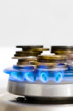 Para yanan bir gaz ocağında. Pahalı doğal gaz kavramı. Kopyala cpace