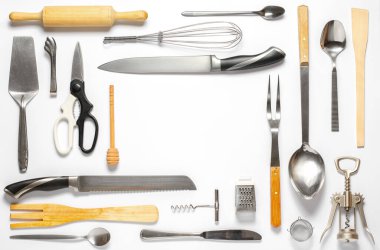 Ahşap ve metal mutfak aletleri. Yemek pişirmek için aletler. Beyaz arka plan. Düz yatıyordu