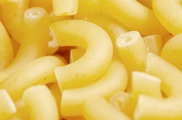 Rå pasta. Matbakgrund. En ingrediens för traditionell italiensk mat. Närbild — Stockfoto