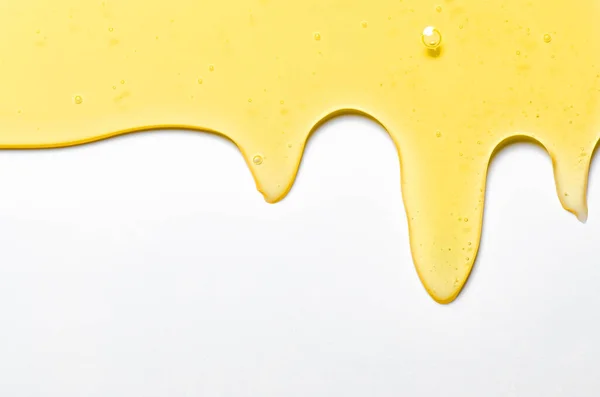 Świeży miód, olej syntetyczny lub olej roślinny. Białe tło. Przestrzeń kopiowania. — Zdjęcie stockowe