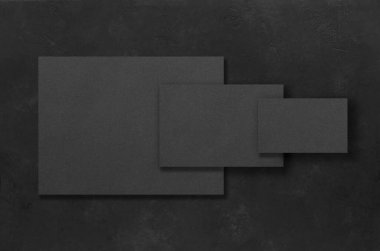 Koyu beton arka planda siyah dikdörtgen modeller. Tasarım elemanları ya da portföy. Boşluğu kopyala.