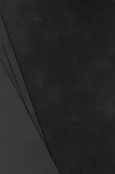 暗いコンクリートの背景に黒の長方形のモックアップ。デザイン要素またはポートフォリオ。スペースのコピー — ストック写真
