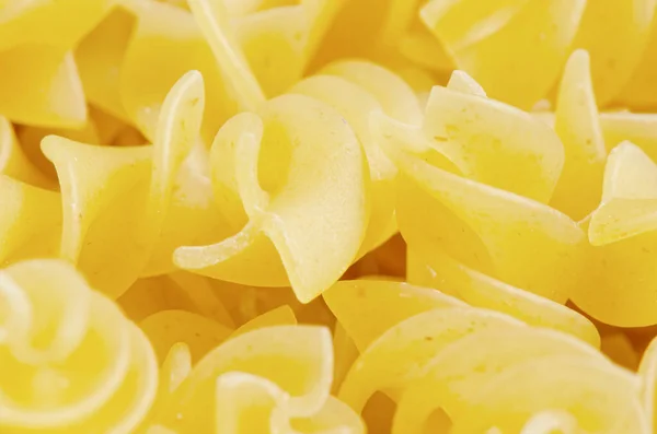 Rå fusilli-pasta. Matbakgrund. En ingrediens för traditionell italiensk mat. Närbild — Stockfoto