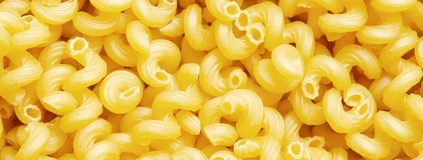 Rå cavatappi-pasta. Matbakgrund. En ingrediens för traditionell italiensk mat. Närbild — Stockfoto