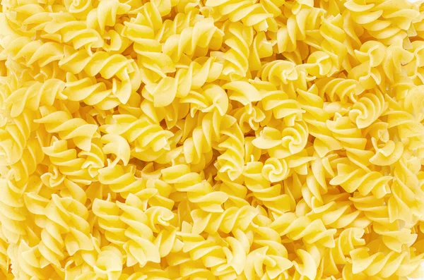 Çiğ fusilli makarna. Yemek arkaplanı. Geleneksel İtalyan yemekleri için bir malzeme. Yakın çekim. — Stok fotoğraf