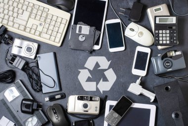 Karanlık bir arka planda eski elektronik cihazlar. Elektronik atıkların geri dönüşümü ve atılması kavramı.