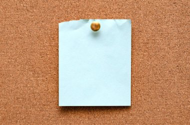 Boş kağıt notlar bir mantar tahtaya iğnelenir. Boşluğu kopyala.