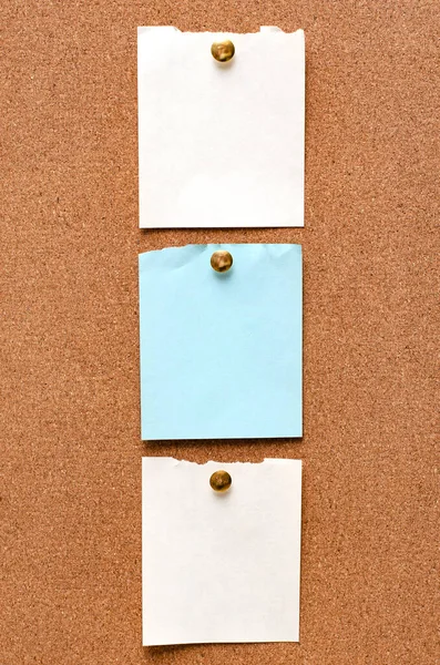 Las notas de papel en blanco están fijadas a un tablero de corcho. Copiar espacio. — Foto de Stock