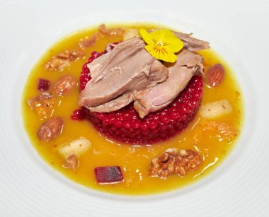 Akşam yemeği için sebze ve soslu ızgara ya da fırında et.