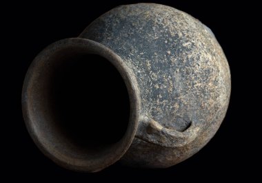 Siyah arkaplanda izole edilmiş antik toprak sürahi