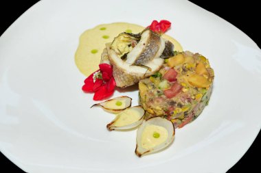 Sebze salatası ve soslu balık filetosu. Restoranda balık yemeği.