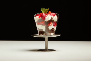 tatlı taze çilek, krem peynir ve gözlük çilek reçeli