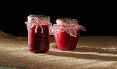 Ev yapımı çilek, kiraz, frenk üzümü ya da cam kavanozlarda ahududu reçeli. Reçelin kırmızı rengi