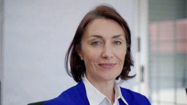 Kafkas kökenli orta yaşlı bir iş kadınının yakın plan yüzü, insan konsepti, etnik köken