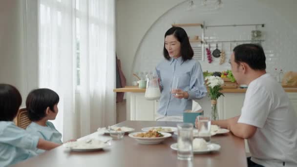 Asiatische Familienbeziehungen Geschwister Die Milch Frühstückstisch Wetteifern — Stockvideo