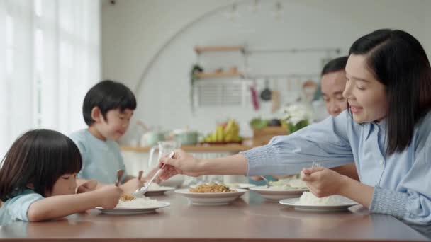 Azjatycka Rodzina Jedząca Śniadanie Przy Stole Kuchni Relacje Rodzinne — Wideo stockowe