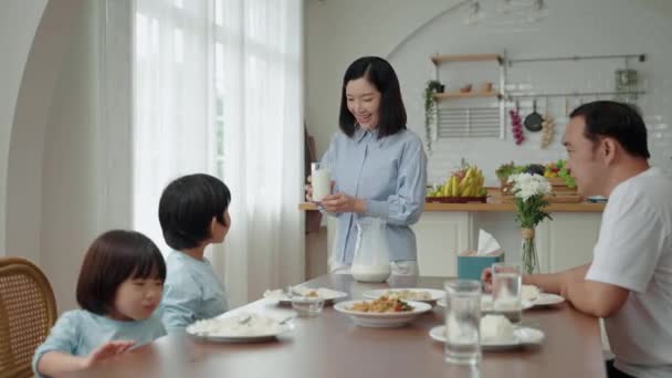 亚洲家庭关系 兄弟姐妹们在早餐桌上争夺牛奶 — 图库视频影像