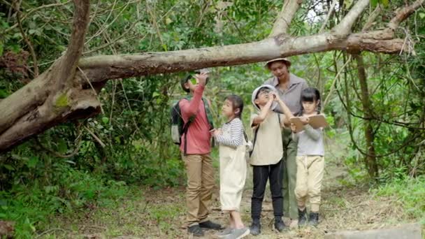 Aziatische Vrouwelijke Docenten Nemen Studenten Mee Een Natuurpad Natuur Bestuderen — Stockvideo