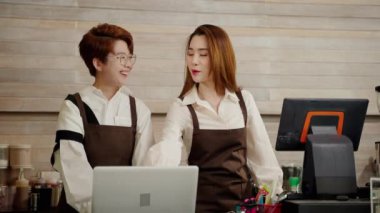Yeni bir kahve dükkanı açmak, baristalar ve iş sahipleri olan lgbt çiftleri sipariş alıyor ve tezgahtan para alıyorlar. iş konsepti, küçük işletme, başlangıç sektörü