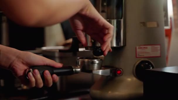 Barista Haciendo Café Caliente Cafetería Proceso Hacer Café Caliente Una — Vídeos de Stock