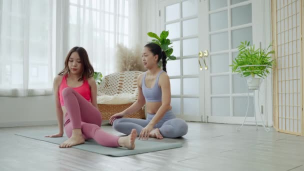 Asijská Učitelka Jógy Vyučuje Studenty Základních Cvičeních Cvičeních Wellness — Stock video