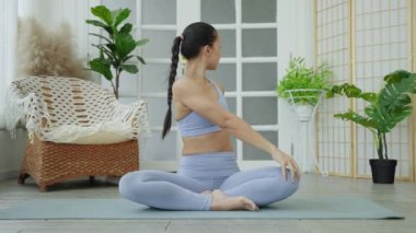 Aşramında ya da spor salonunda kedi pozu veren yogini Asyalı kadın, sağlık konsepti, egzersiz.